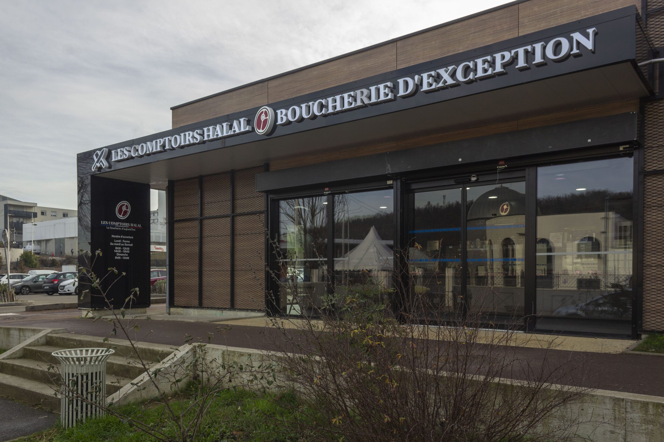 Enseigne lumineuse de boucherie posée à Rive-de-Gier