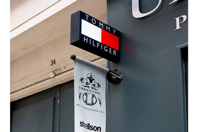Enseigne drapeau perpendiculaire à la façade d'un commerce