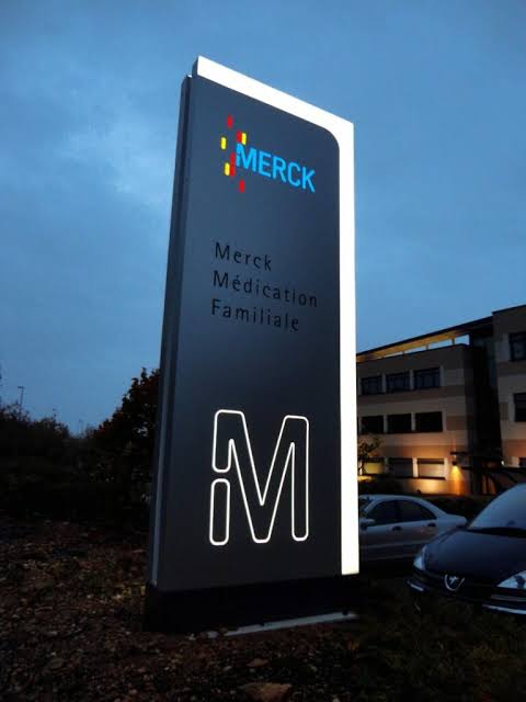 Totem publicitaire extérieur pour entreprise dans la Loire